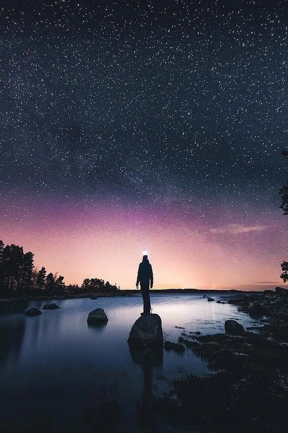 Figura che osserva il cielo stellato: un invito al viaggio interiore.