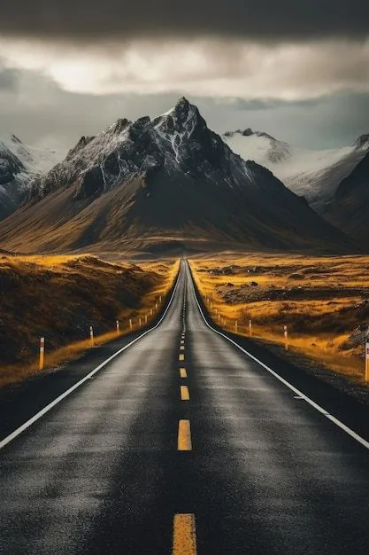 Strada verso le montagne: metafora del percorso e della direzione.